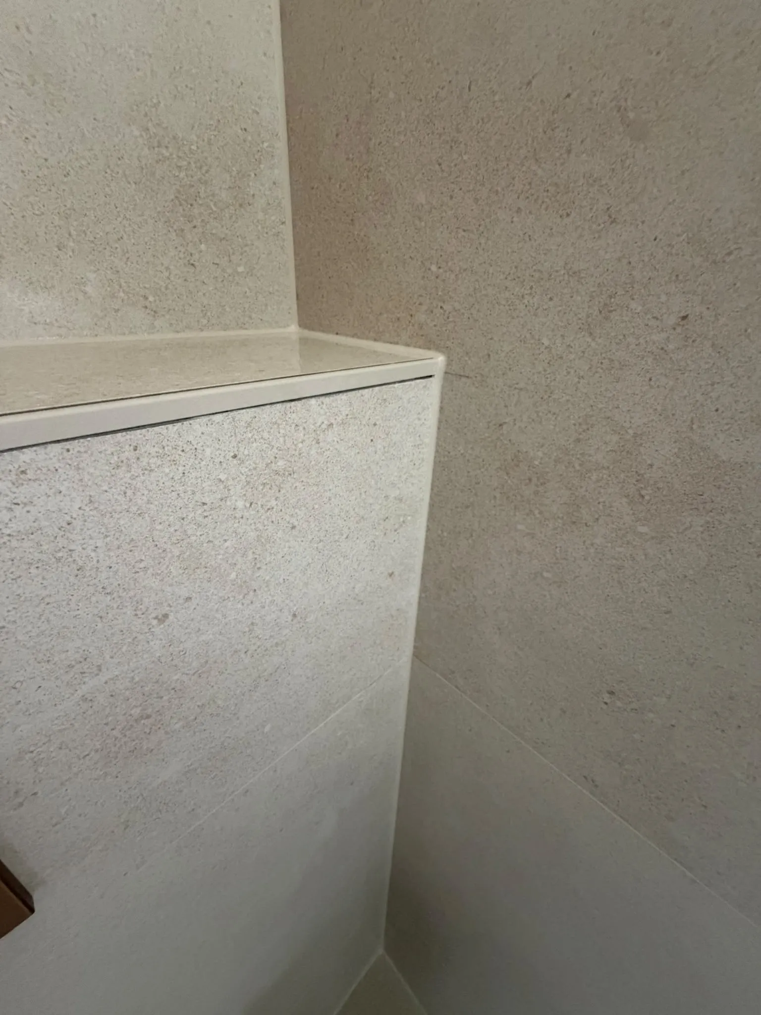 Echt klantproject met strak afgewerkte kitnaad bij een badkamermeubel