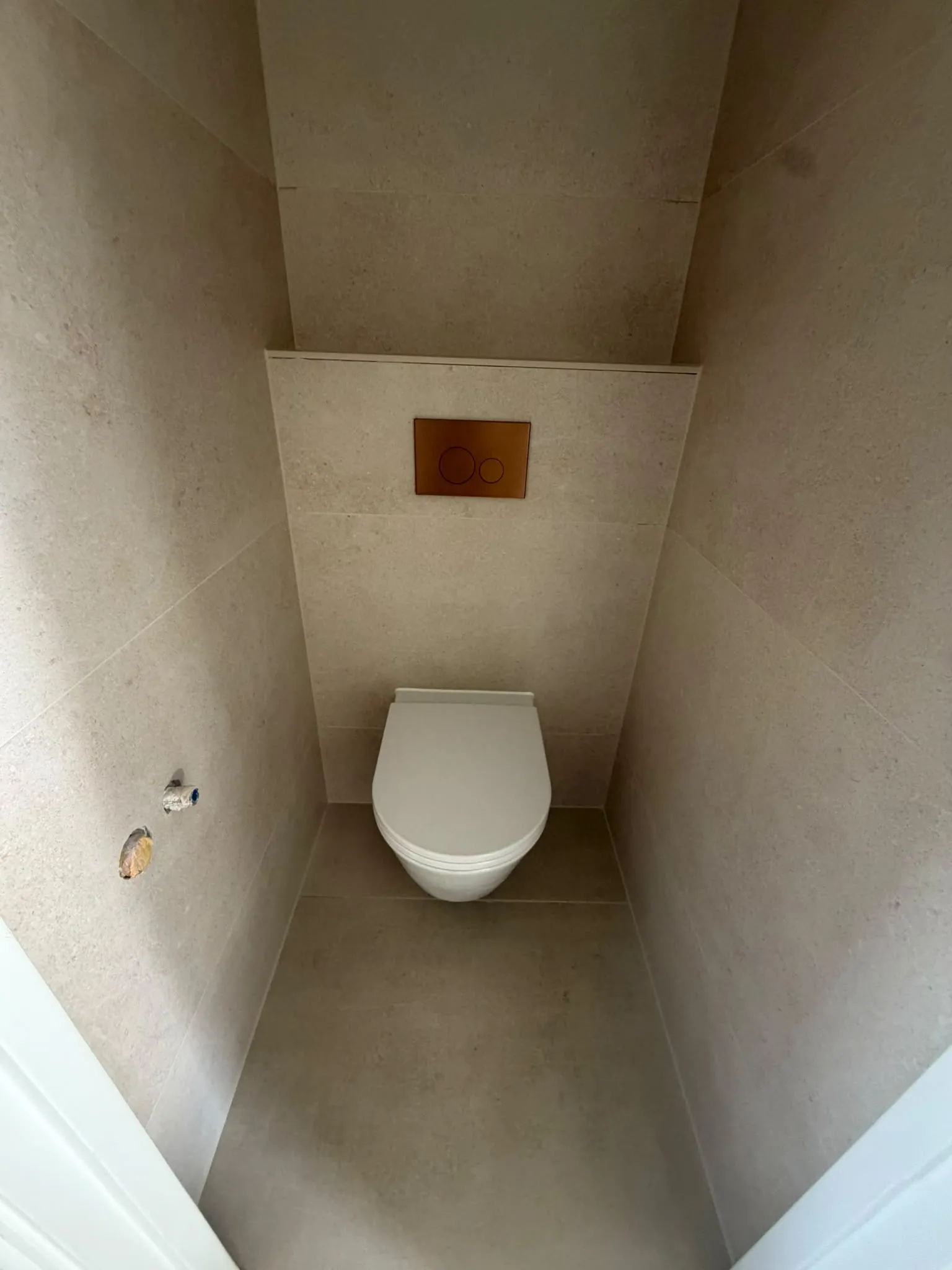 Echt klantproject met strak afgewerkt toilet en tegelwerk